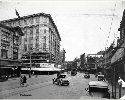 1928 Newly constructed DIC department store, Lambton Quay between Panama Street and Brandon Street, Scaffolding has not yet been removed.  Image: FG Barker  WCC Archives 00138_0_11042