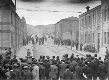 Buckle Street, Wellington, during the 1913 Waterfront Strike. Smith, Sydney Charles, 1888-1972 :Photographs of New Zealand. Ref: 1/2-049061-G. Alexander Turnbull Library, Wellington, New Zealand. http://natlib.govt.nz/records/23032408