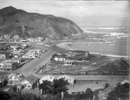 View of Island Bay, Wellington, looking towards Reef Street. Negatives of the Evening Post newspaper. Ref: 1/2-087978-G. Alexander Turnbull Library, Wellington, New Zealand. http://natlib.govt.nz/records/22314618