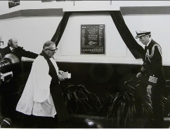 The 1979 unveiling of the plaque dedicated to the US Navy Submariners who fell in World War II (WC Archives, 0001:2288:60/4669)