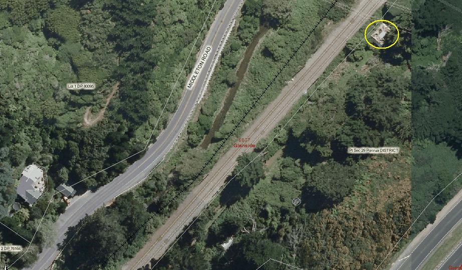 Nott House (circled), while the arrow shows the approximate position of the milk stand. (Cityview GIS 2013)